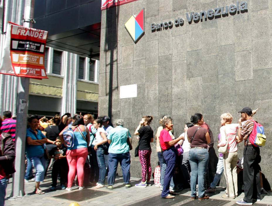 ElNacionalWeb's tweet photo. Banca pública y privada desconocen cuándo recibirán los nuevos billetes https://t.co/VgJvhuCsld    https://t.co/JCyfcD2SRW