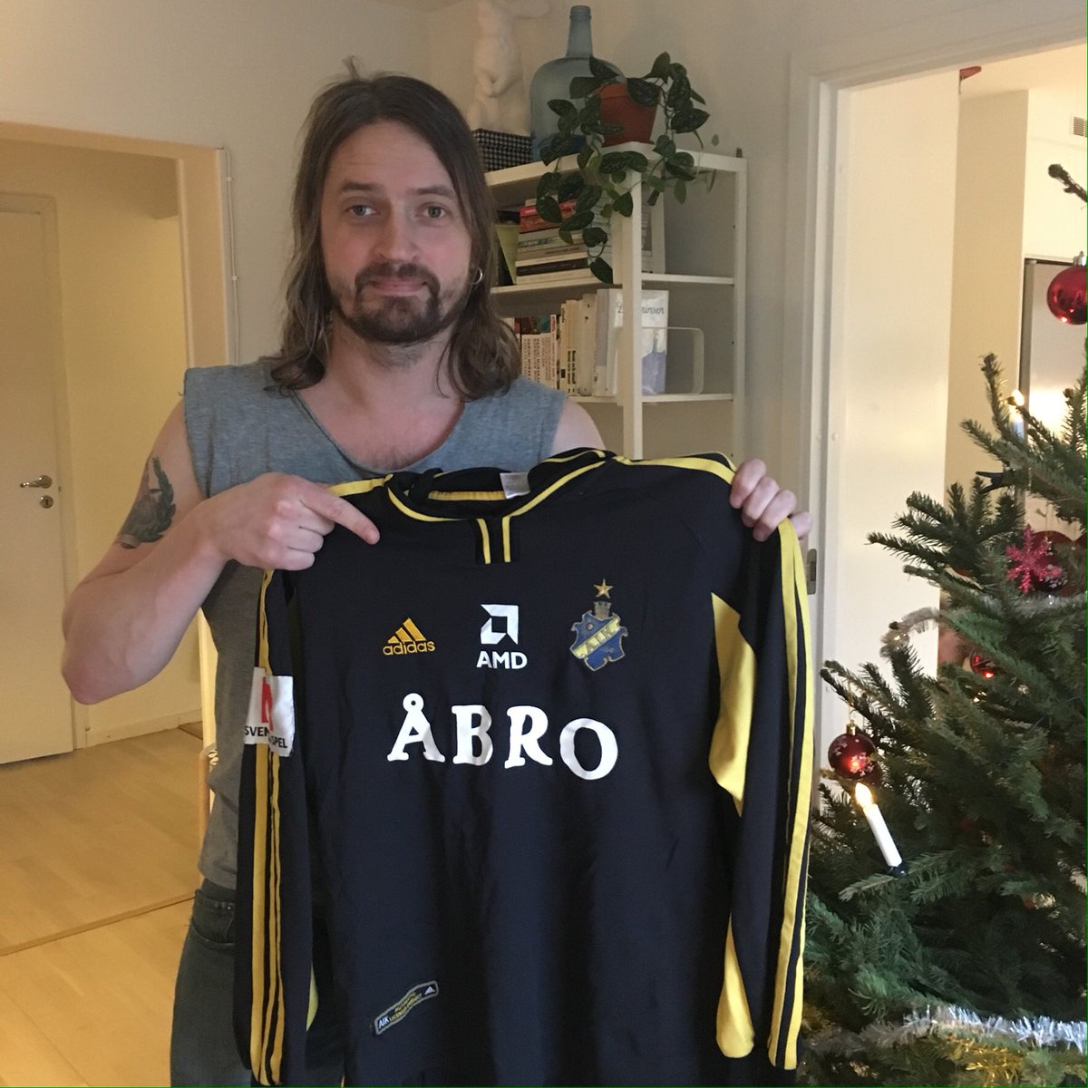 casamats's tweet photo. Hallå!Jag auktionerar ut min bicicleta-matchtröja från 2001 till förmån för musikhjälpen!! In o lägg ett bud vetja!!
https://t.co/UnENGyDynh https://t.co/nUA3gifLsL