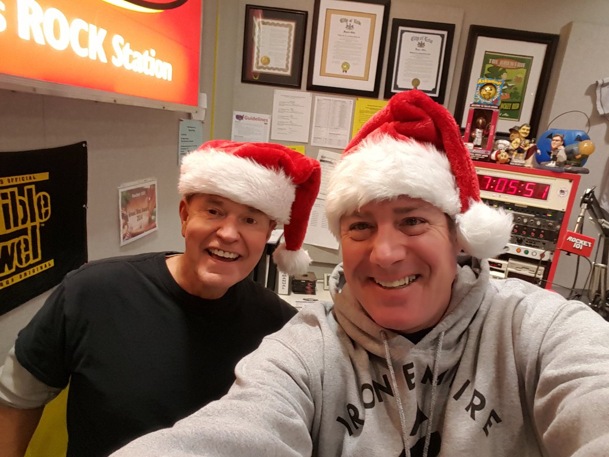 mojo_rocket's tweet image. @steve_hytner Santa Hats on Rocket 101!