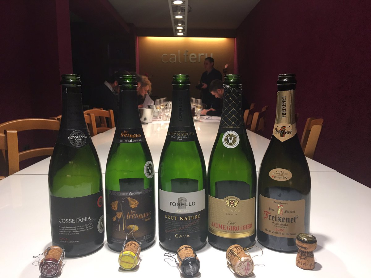 Según <a href="/Efeagro/">Efeagro</a> el CAVA planta cara al mercado del prosseco y champán y es el espumoso con más renombre internacional efeagro.com/noticia/cava-2/