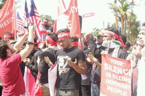 mirrr_j's tweet photo. Malaysia in #solidarity with #Aleppo #today #standwithaleppo #savealeppo #prayforsyria #savehumanity #StopkillAleppo https://t.co/2KTSQaBGVy