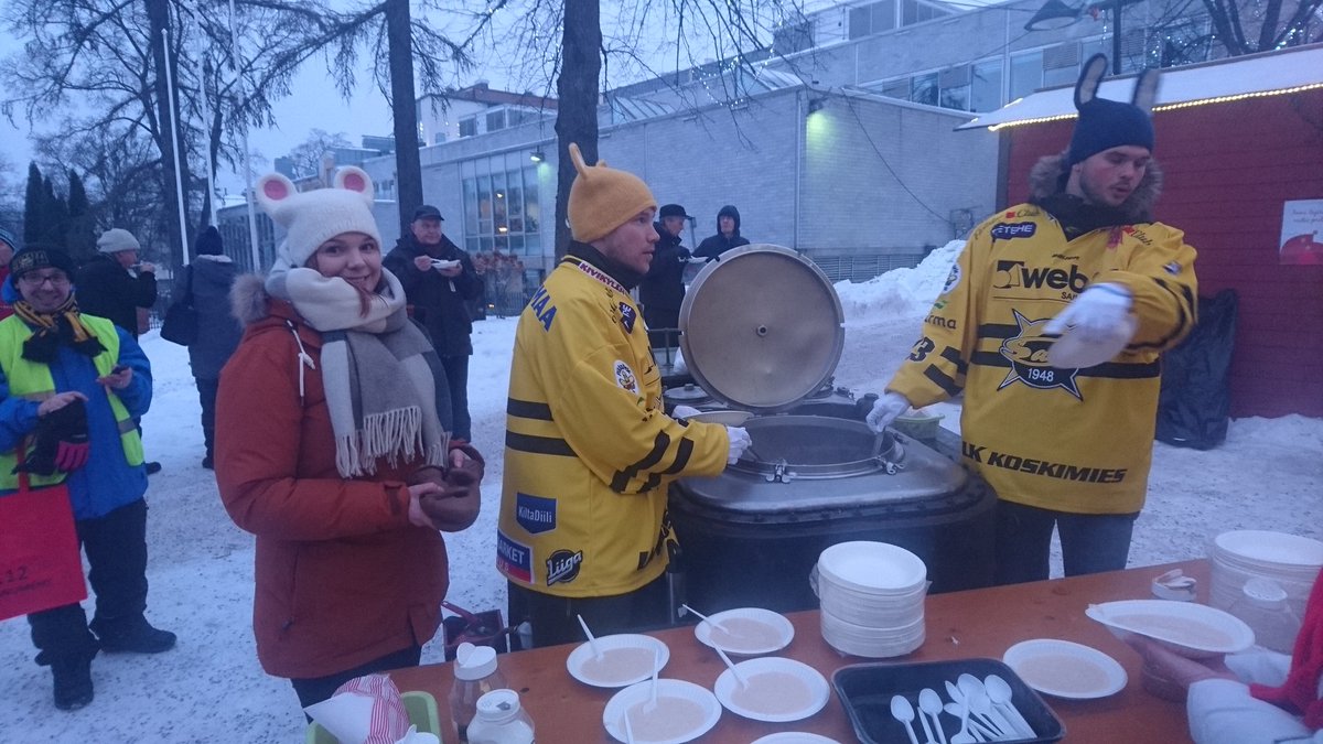 Liiga_SaiPa's tweet photo. Puuronjako käynnissä joulukadulla. Jakajina Ville Koho ja Joni Nikko. #SaiPa #MeidänPojat https://t.co/5rbSSvF3GA