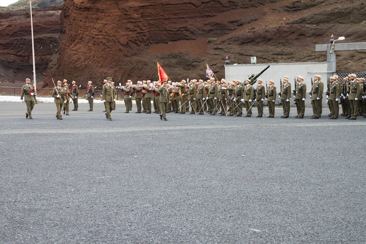 MCANA_ET's tweet photo. Relevo de Mando del Regimiento de Infantería "Canarias" nº 50 El Tte. Coronel Marcelo de Carlos Huarte, toma posesión de la Unidad #BRILCAN https://t.co/XPw8EEb4Jz