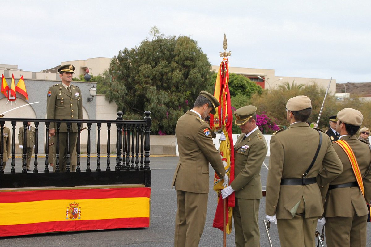 MCANA_ET's tweet photo. Relevo de Mando del Regimiento de Infantería "Canarias" nº 50 El Tte. Coronel Marcelo de Carlos Huarte, toma posesión de la Unidad #BRILCAN https://t.co/XPw8EEb4Jz