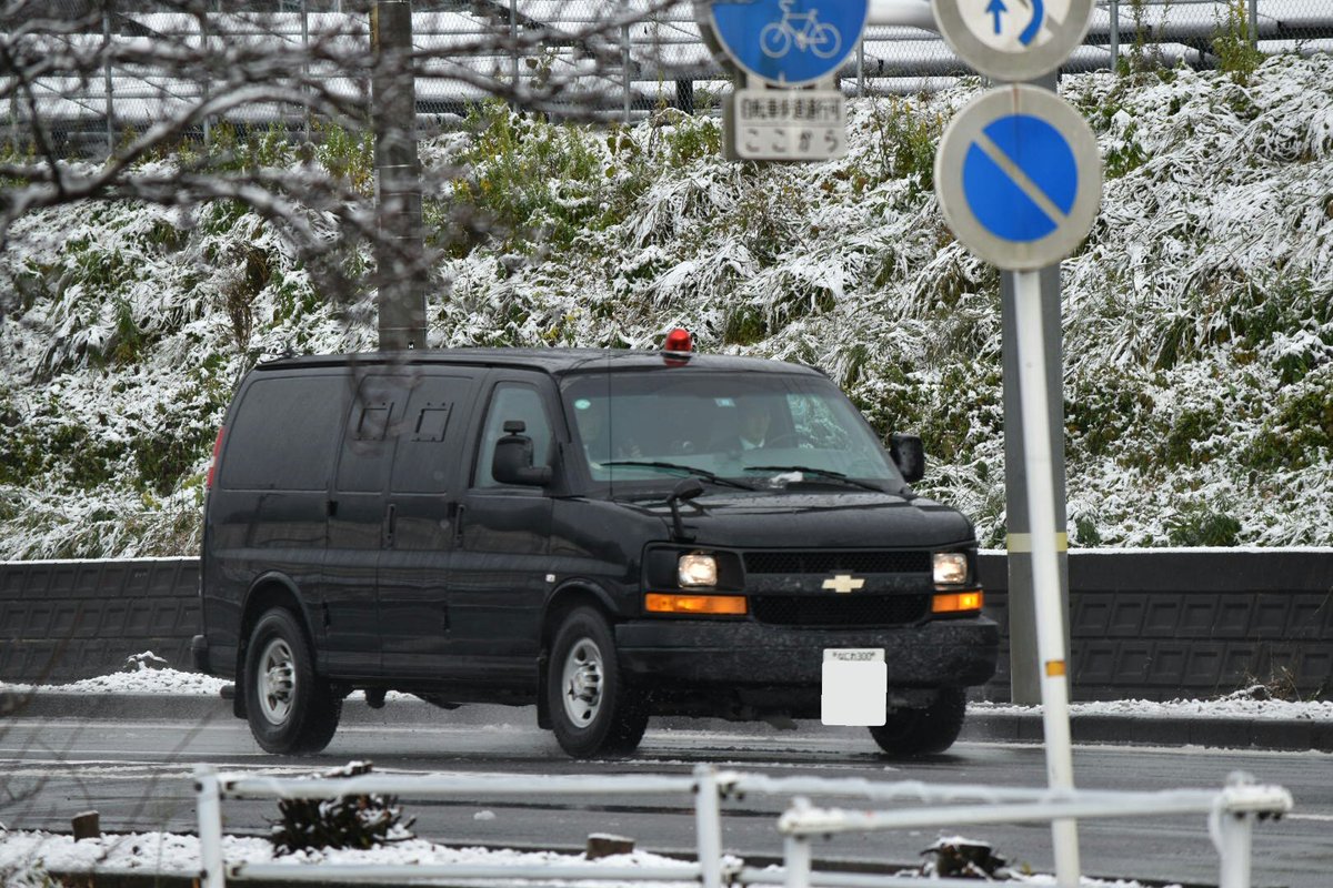 Mf10l33 大阪府警 シボレー エクスプレス 警護車 プーチン大統領車列の中にいました 初めて見ましたが やはり アメ車の迫力はスゴいですね ゴツい車体ですがナビミラーは結構小ぶりですね 笑 シボレー独特のエンジン音はけっこう好きです V
