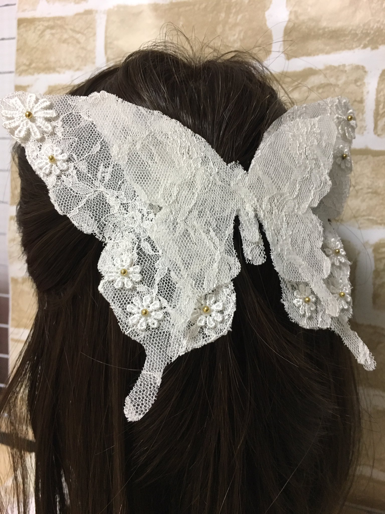 Ichico おうちですごしてる در توییتر 蝶の髪飾り 大きな蝶の上に小さな蝶が重なっています レースでできています 上からトップコートで仕上げてます あとは発送方法を考えないと ハンドメイド 手作り 販売 髪留め 蝶々の髪飾り