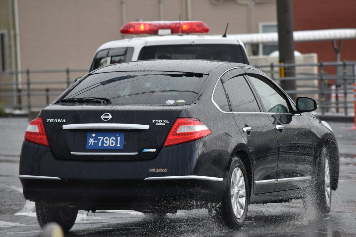 Mf10l33 車列の最後部です 山口県警 下関6 イチクラ警ら車 警護員が頑張ってます 笑 山口県警 ハイエースゲリラ対策車 規制解除車はまさかのソリオ 笑 小型警ら車が大統領車列に入るとは 外交官ナンバーのティアナが最後の車両でした 日露