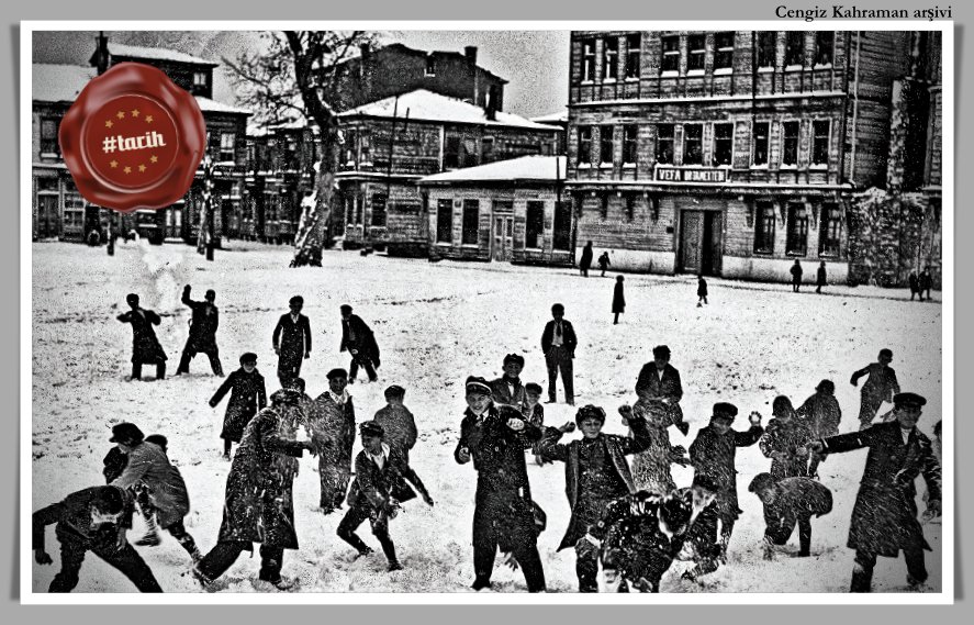 tarihdergi's tweet photo. Vefa Orta Mektebi önünde kar tatilini bayram sevinciyle karşılayan öğrenciler, 11 Şubat 1929. #KarDuasıEdelim https://t.co/OWsVxWxFOq
