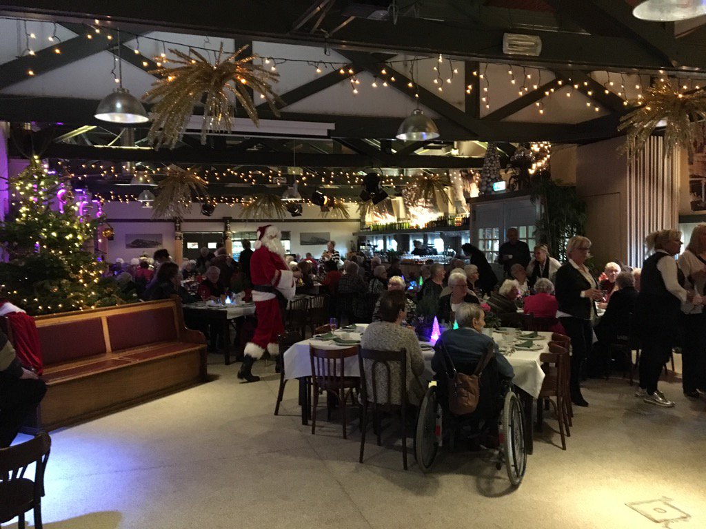 AdVerburg's tweet photo. Mooi initiatief in de @BeachAalsmeer, kerstlunch voor ouderen ,met @Janleliveld.Organisatie Wil en Ineke Loogman. https://t.co/O10u8CNvNo
