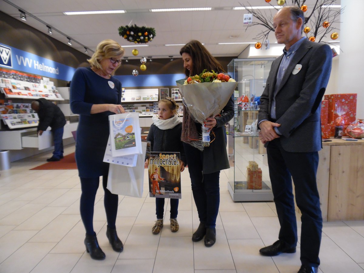 En de gelukkige is… Bibliotheek Helmond verwelkomt haar miljoenste bezoeker. Mevr. Saskia Cox  werd feestelijk ontvangen door @RuudHakvoort