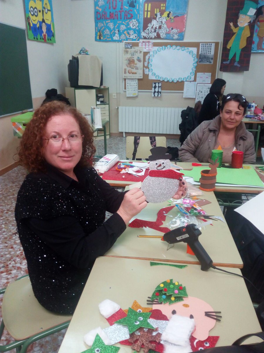 AsocTeseim's tweet photo. Taller de goma eva con alumn@s de @CepMolina. Son un@s verdader@s artistas. Como siempre, ha sido un placer. @rubencep https://t.co/0xV7yIny0s