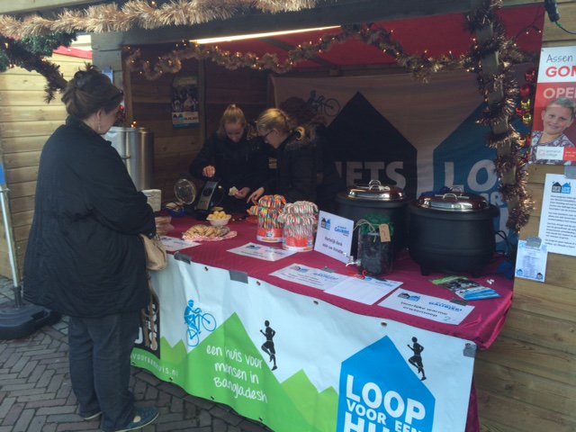 Leerlingen van het Gomarus College heten je welkom op de kerstmarkt op het Koopmansplein in Assen, opbrengst bestemd voor #Fietsvooreenhuis