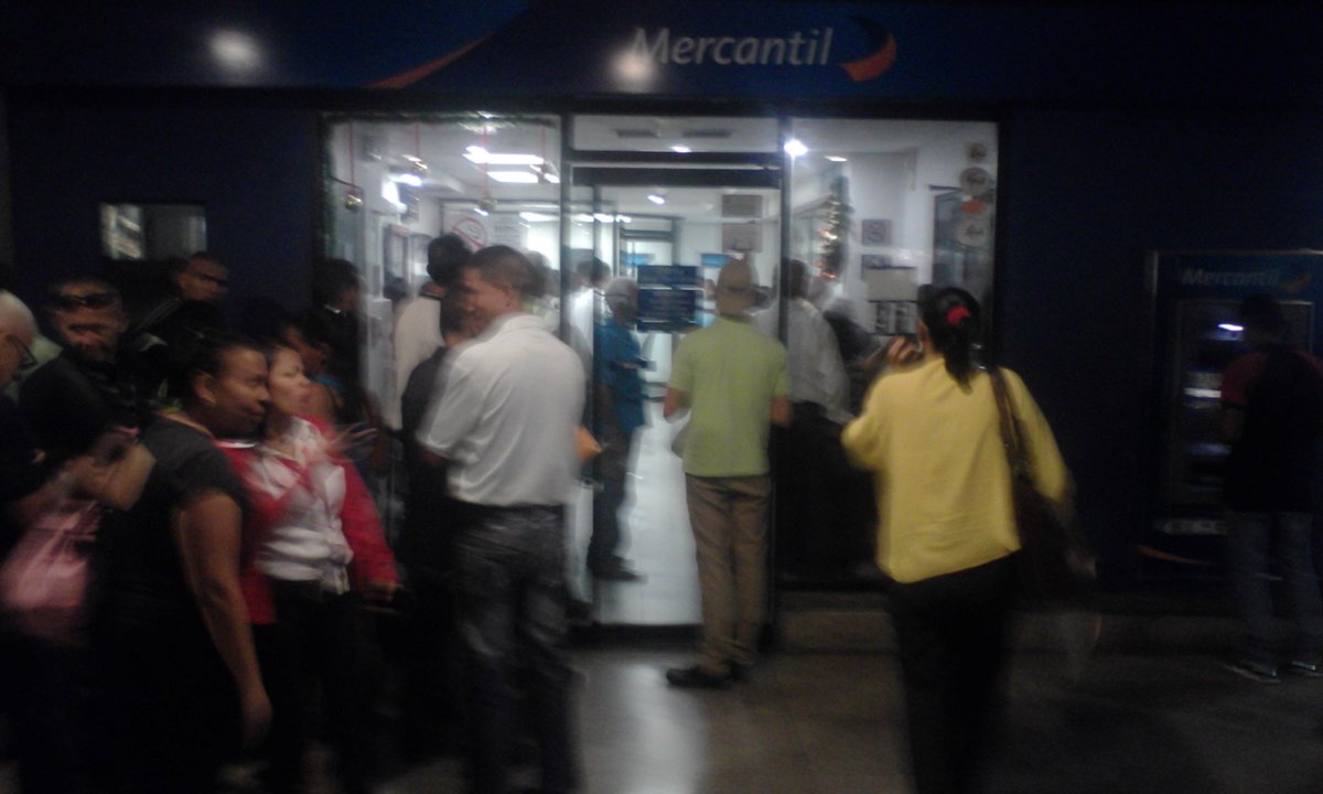 Dfnsoria_Guaira's tweet photo. Inspeccion a banca publica y privada por el cambio de billetes de 100 @TarekWiliamSaab @Defensoria_Vzla https://t.co/sSBBjEPGzb