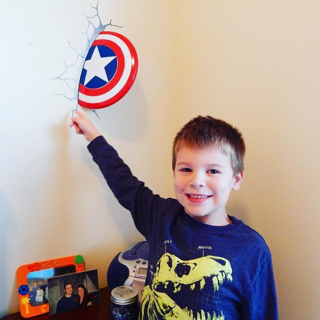 AshBG's tweet photo. Someone is so excited for his new #CaptainAmerica #3DLightFX 3D Deco Light!! Great #holida… https://t.co/BdqbdEboY6 https://t.co/5pLLcnqtyG