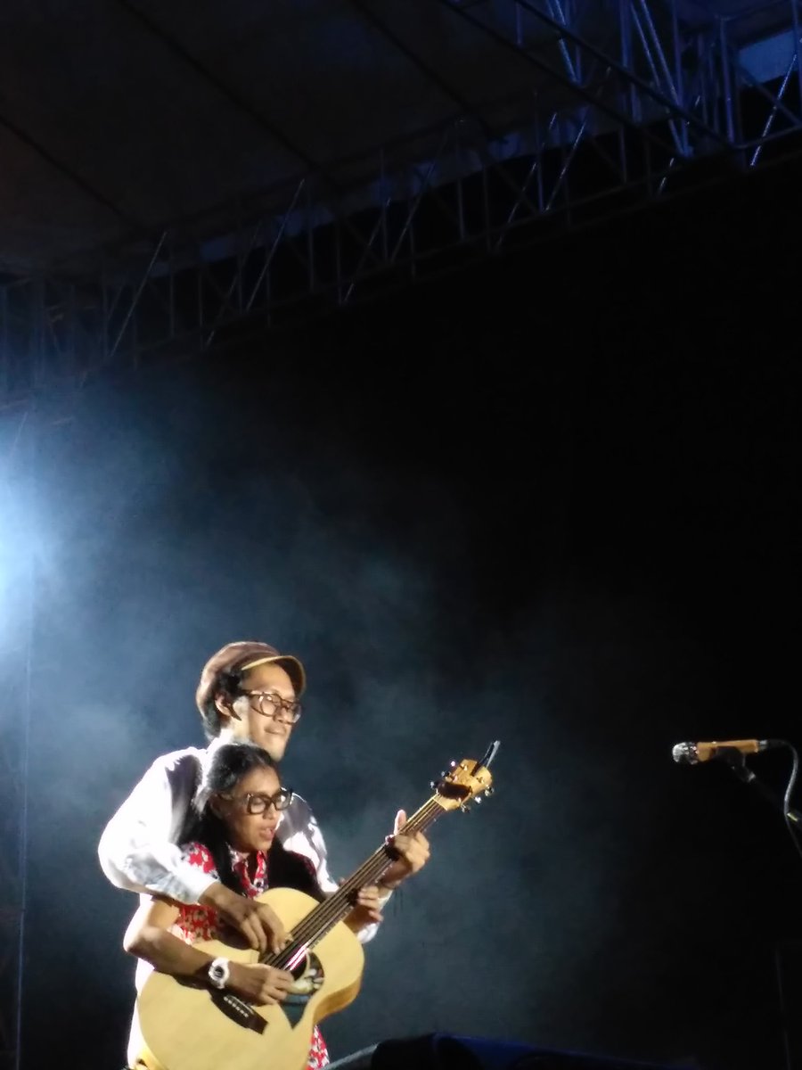 PramborsSMG's tweet photo. @endahNrhesa still on stage!! @DiesUndip59 https://t.co/ESqYapBxbU