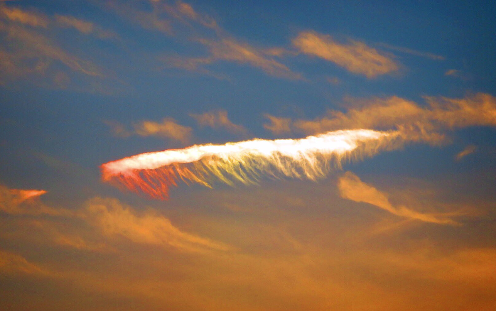 荒木健太郎 虹色に光る神龍みたいな雲 彩雲じゃなくて幻日が重なってる雲です 彩雲とはまた異なる美しさ T Co Nh7sahjvjw Twitter 荒木健太郎 虹色に光る神龍みたいな雲 彩雲じゃなくて幻日が重なってる雲です 彩雲とはまた異なる美しさ T Co Nh7sahjvjw Twitter