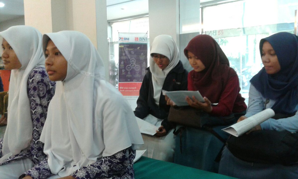 PAUDDikdasPNFI's tweet photo. Pencairan PIP oleh siswa-siswi SMA di Kab. Bantul
@Kemdikbud_RI #Kemdikbud #PIP #IndonesiaPintar #PIP2016 #KIP #PIPSMA https://t.co/J3M290x3sJ
