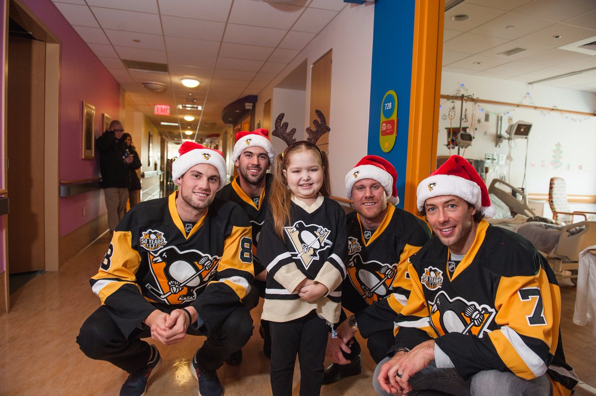 ChildrensPgh's tweet photo. Unforgettable moments with @penguins. We can’t thank them enough for their generosity and time to bring holiday cheer to our patients! https://t.co/L5u9Gf3TTt
