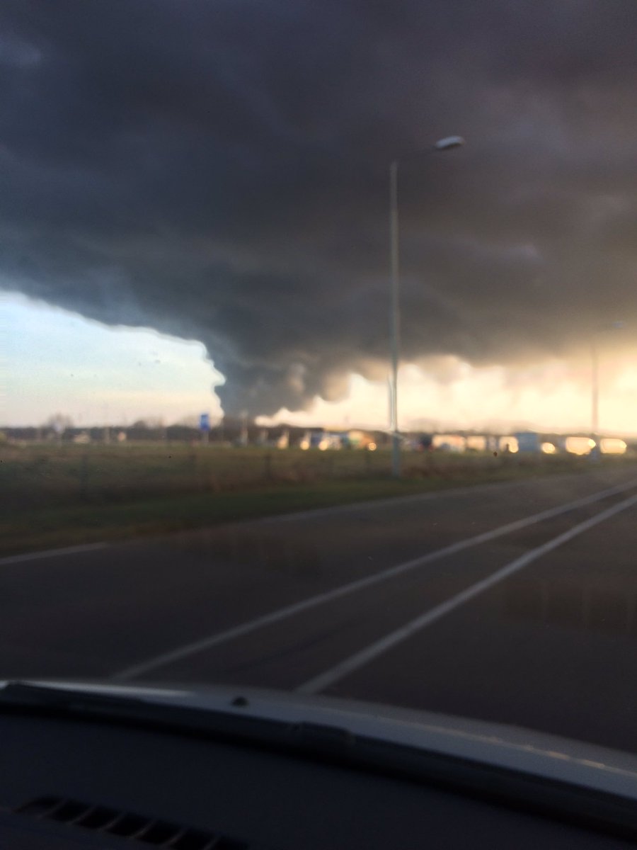 SusanHardeman's tweet photo. Wat is er loos in Roermond? Donkere rookwolk te zien vanaf Hoogvonderen. #roermond https://t.co/FejXFg4EF0