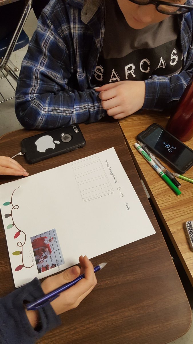 BooknerdKeeton's tweet photo. Awkward Family Photo Holiday letters#theleedavisway https://t.co/ss0JwSnrWS