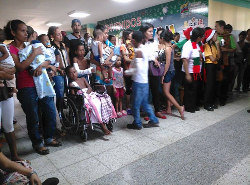 specialcoro1's tweet photo. Llevando la Navideño a Pediatría del Hospital General Coro @LusmarMirevict @MendezLeo06 https://t.co/YTMZyMfLH7
