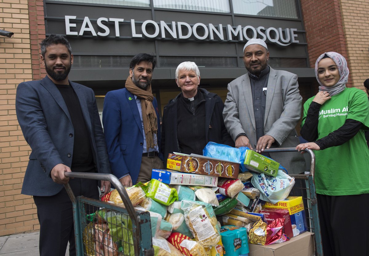 Thousands of Muslims donate 10 tonnes of food to help homeless Londoners at Christmas Czzekx3XEAAIwWb