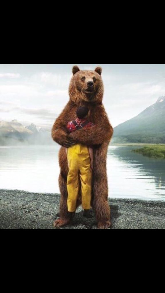 عندما نحب شخص لا يستحق الحب ،
والإهتمامَ منا ، نصبح  / ك الأطفال ..
حين يلعبون مع الخطر ..
دون أن يعرفون حجمه ‼️
-