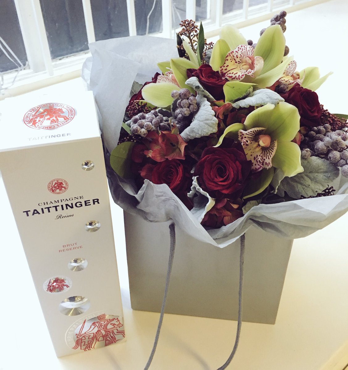 Wow what gorgeous flowers to receive on a friday afternoon #thankyou <a href="/MdeFleursLtd/">Maison de Fleurs Ltd</a> #merrychristmas #festiveflorals