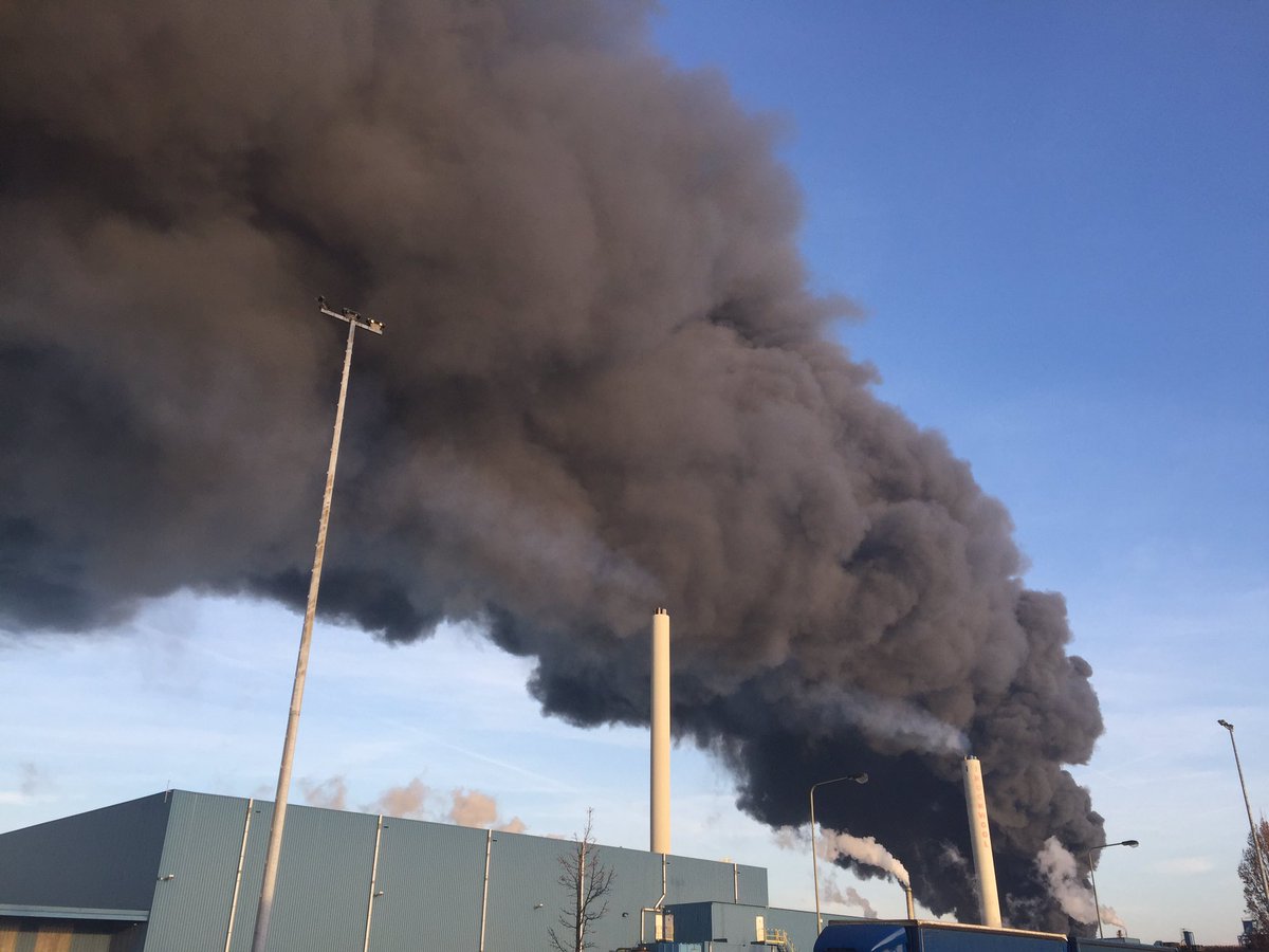 DBalendonck's tweet photo. Brand #roermond #industrie @L1 https://t.co/9IEnD4ygrp