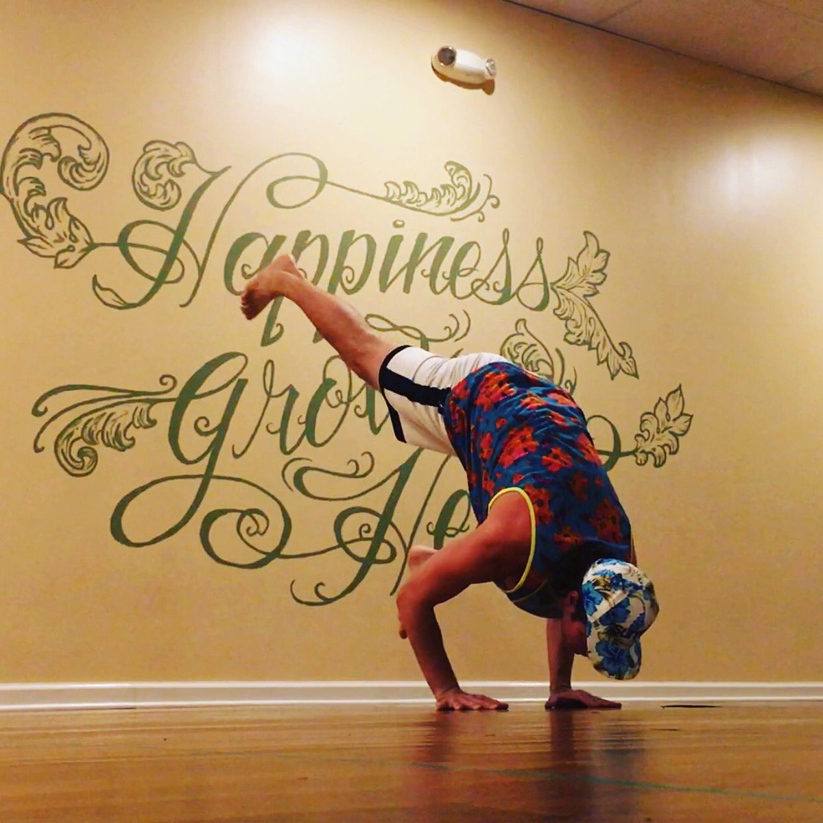 williamhaggerty's tweet image. Breaking the stigma of men &amp;amp; #yoga. It's badass! Having some fun before class #AlohaFriday @lululemonmen @SurferTheBar @TurtleBayResort