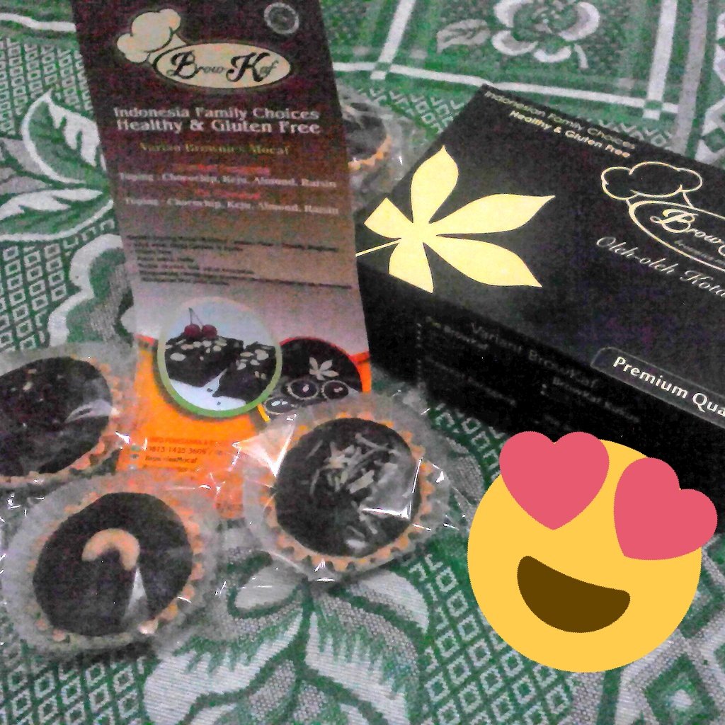 Rejeki diantar hari ini : meeting produktif sesama emak UKM + oleh2 pie browkaf mede, chocochip, n keju yg endes banget. Alhamdulillaaah..