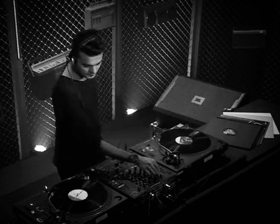 Tonight! <a href="/ArjunVagale/">Λrjun Vagale</a> plays a very special #VinylOnly set for <a href="/d33pindance/">Deep in Dance</a> DJing, the way its MEANT to be done!
See you all <a href="/nooknightlife/">Nook Nightlife</a>