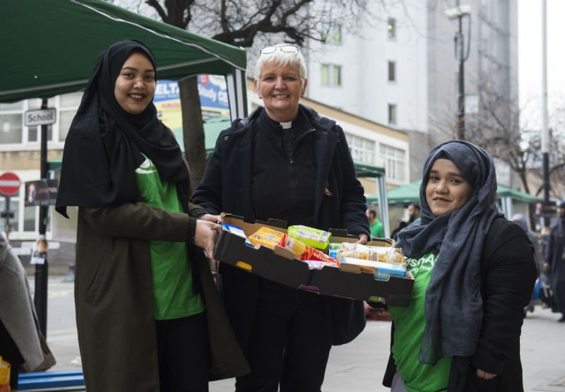Thousands of Muslims donate 10 tonnes of food to help homeless Londoners at Christmas Czziq1wXUAAqqNU