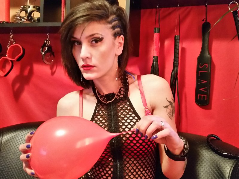 EvilMissElectra's tweet photo. Lets play with the Balloons loser @Fetishgalaxy https://t.co/s6QXdWpIo0 https://t.co/HoYqoC21qZ