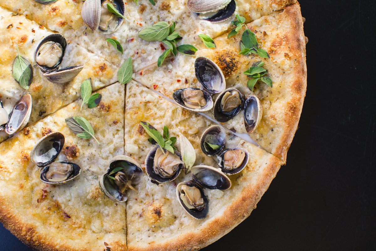 Mariobatali's tweet photo. vongole pizza @TarryWestport on this chilly venerdì! #3 of my 7 dishes for feast of the 7 fishes menu this holiday!

https://t.co/PVyHXSsc2p https://t.co/h3e2spq3aL