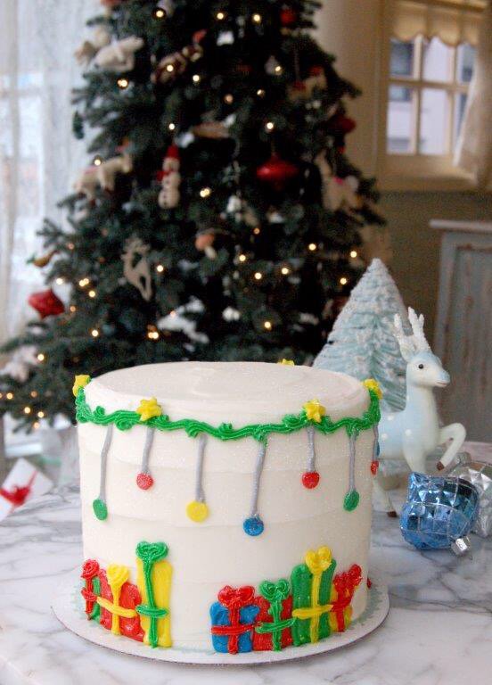 MagnoliaLebanon's tweet photo. Check out this lovely Christmas cake🎂🌟 Which flavor would you choose? #magnolialebanon https://t.co/iZgVn7po4h