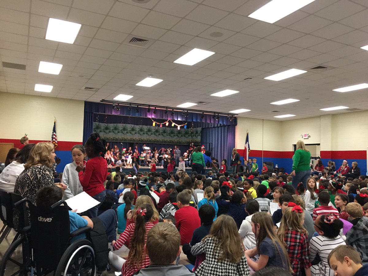 MsWetzel2016's tweet photo. Getting ready for some sing-alongs! 🎄 https://t.co/Ir3fLKPk9h
