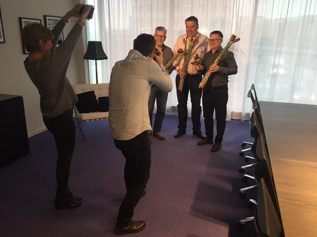 25 år i Aftonbladets tjänst. <a href="/StureBjarnelind/">Sture Bjarnelind</a>, <a href="/magnusringman/">Magnus Ringman</a> och Micke Fristedt plåtas av <a href="/StefanMattsson/">Stefan Mattsson</a> medan <a href="/AnneKindahl/">Anne Kindahl</a> är assistent.