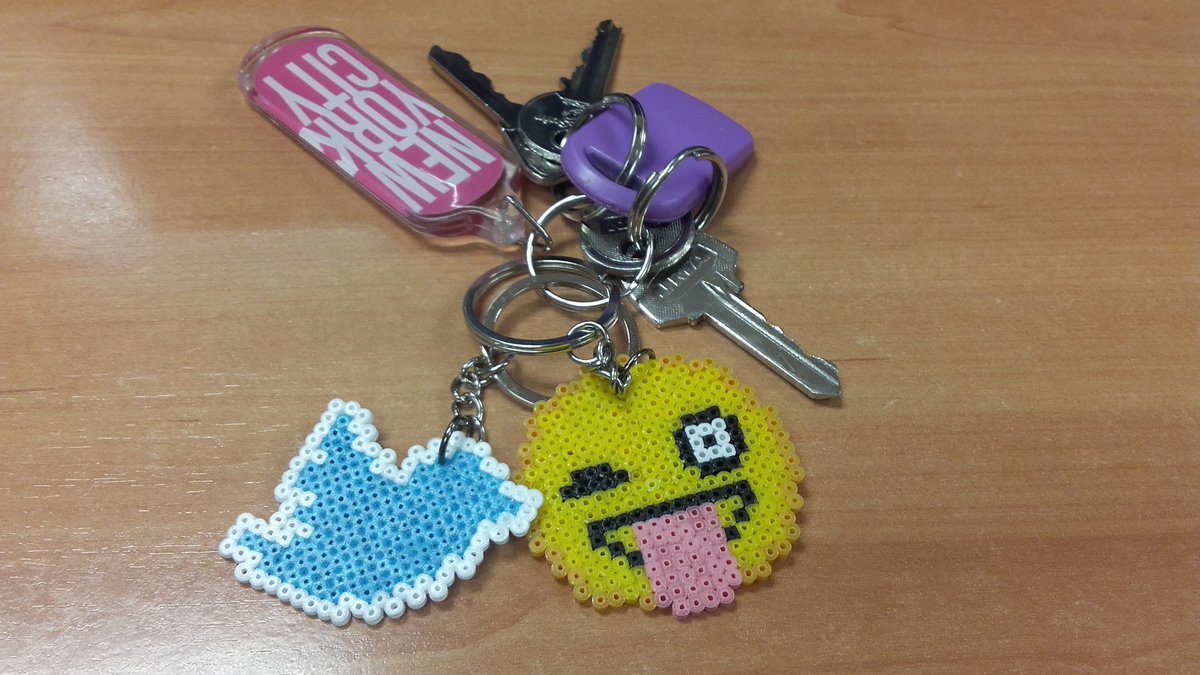 Rosall77's tweet photo. M'encanten els meus nous clauers de @HamaGotchi_ @NoeliaRegalado Mil gràcies😘 Si voleu #detalletsnadal  #pixelart #AlixManagers https://t.co/1PjNvJtzey
