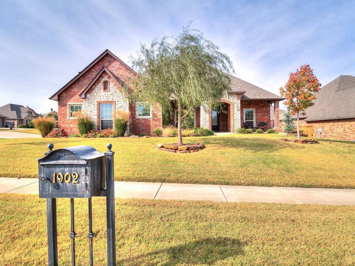 candcbuildersok's tweet photo. 1902 Ithaca, Halbrooke, Norman, Oklahoma! This beauty can be yours! Builder's home, 2 yrs old &amp; loaded! #norman #hallbrooke @NORMANCHAMBER https://t.co/2LFsCaEXCU