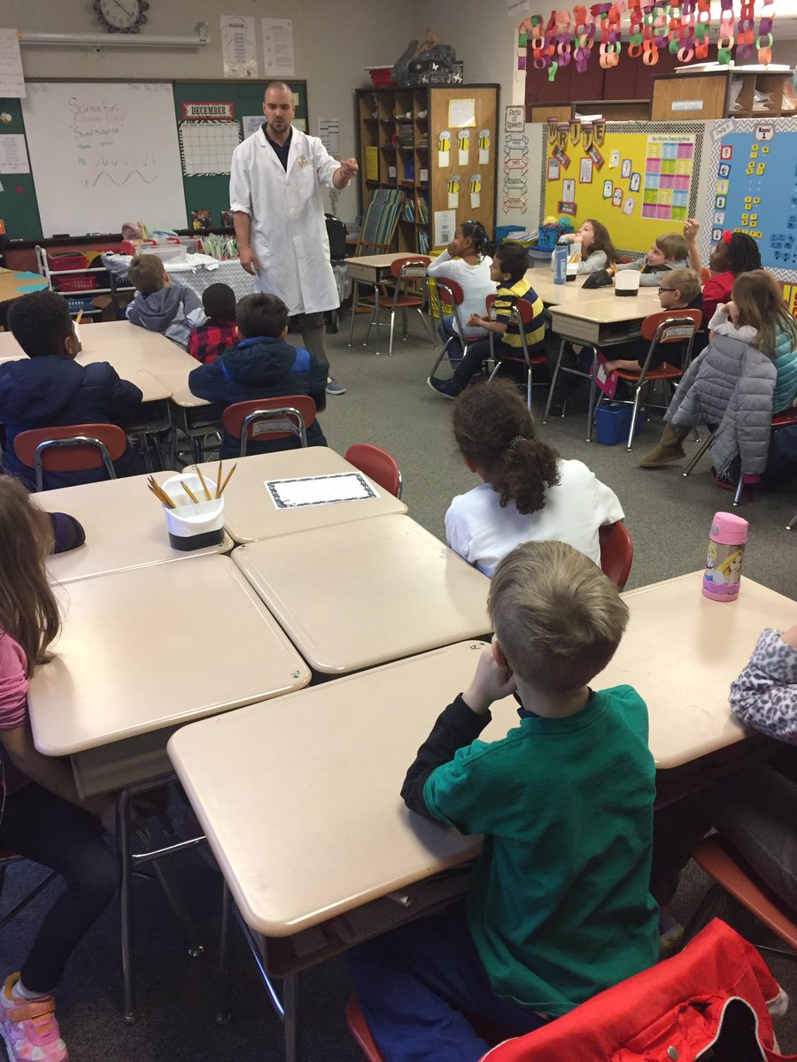 cel_petrick's tweet image. Ms. Homes Second grade class learning about Science fun with sounds! @WendellMagnetES #scienceandfun