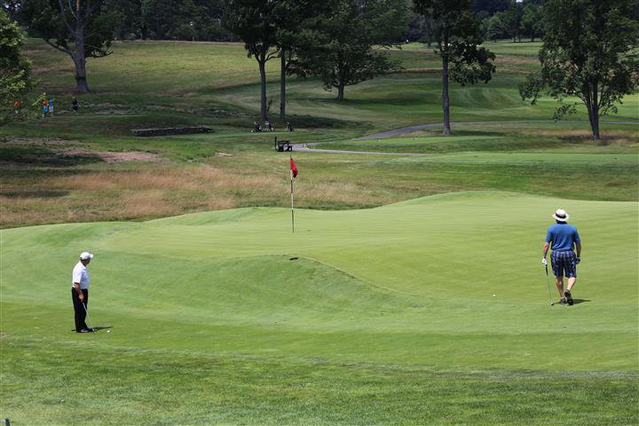 buffalogolfer's tweet photo. #MissedADay #MakeItUp .@LinksGems real salute 2day--1 of my favs #10thGreen #CCScranton w/Satch &amp; @ScramblerGolf #WalterJTravis #Undulations https://t.co/dVVPslxgZx