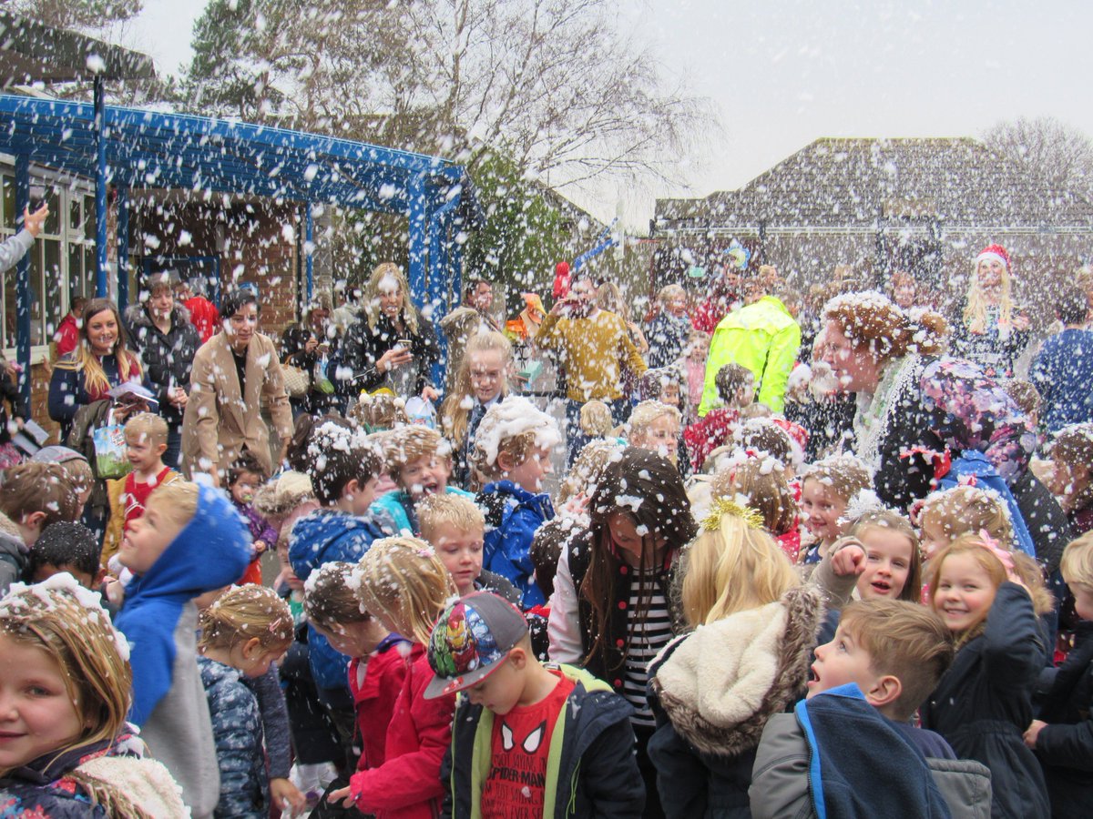 UptonInfant's tweet photo. Merry Christmas from us all at Upton Infant School! A fab #WinterWonderland to end the day. Thanks @WolfLighting for making the magic happen https://t.co/ZeiPmnsSwG
