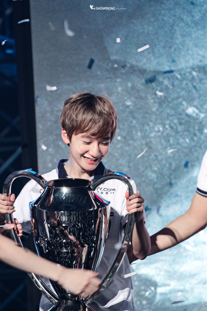 GAZAMIKING_pic's tweet image. 20160820 ROX Tigers PEANUT 한왕호

너무 귀여운데 
반밖에 안나온 쿠로선수 얼굴에 초점이 맞고
앞사람 팔이 흔들려버려서
B컷이 되어버린 비운의 사진입니다 9ㅅ9