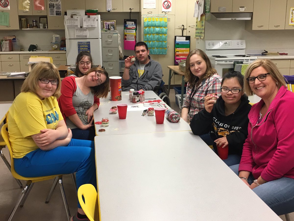 sn_sylvania's tweet image. Mrs. Saverstrom &amp;amp; Miss Haisman&apos;s class working on their winter craft projects!