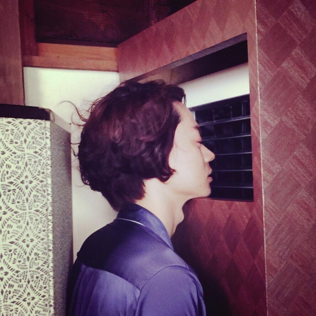 スダぼとけ のどぼとけがカッコよすぎて この世の中にこんなにのどぼとけカッコイイ人なんか見たことない 睨む感じがいい最高すき 菅田くん好きすぎて 好きな人なんからできそうにない眼中にない比べてしまう