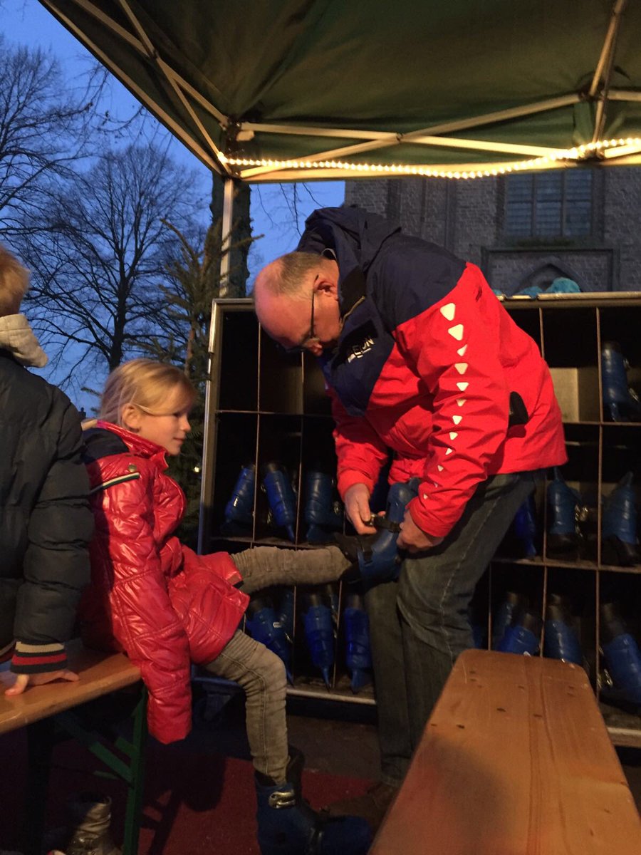 Kerstmarkt in #Dalfsen, bestuurslid Bert helpt de kleinsten.