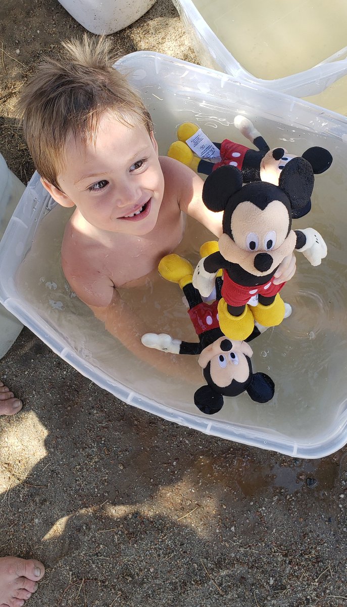 DoualyX's tweet photo. Jessica Schultz of Trona and three-year-old Jakob take advantage of a water truck that filled their tubs. They still have no running water. Electricity is on. Tonight, they plan to sleep in their tent. #californiaearthquake/ #Afterquake https://t.co/XTXQ5MxVvr