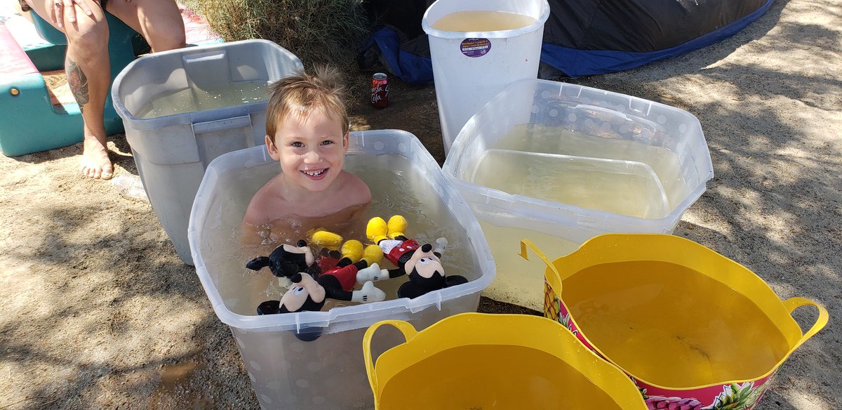 DoualyX's tweet photo. Jessica Schultz of Trona and three-year-old Jakob take advantage of a water truck that filled their tubs. They still have no running water. Electricity is on. Tonight, they plan to sleep in their tent. #californiaearthquake/ #Afterquake https://t.co/XTXQ5MxVvr