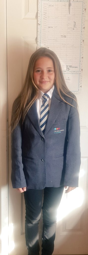 clarebeer1's tweet photo. She's not big enough to be starting secondary school 😭 #growinguptoquick #wheresmybabygone https://t.co/yCHtYUHfNq